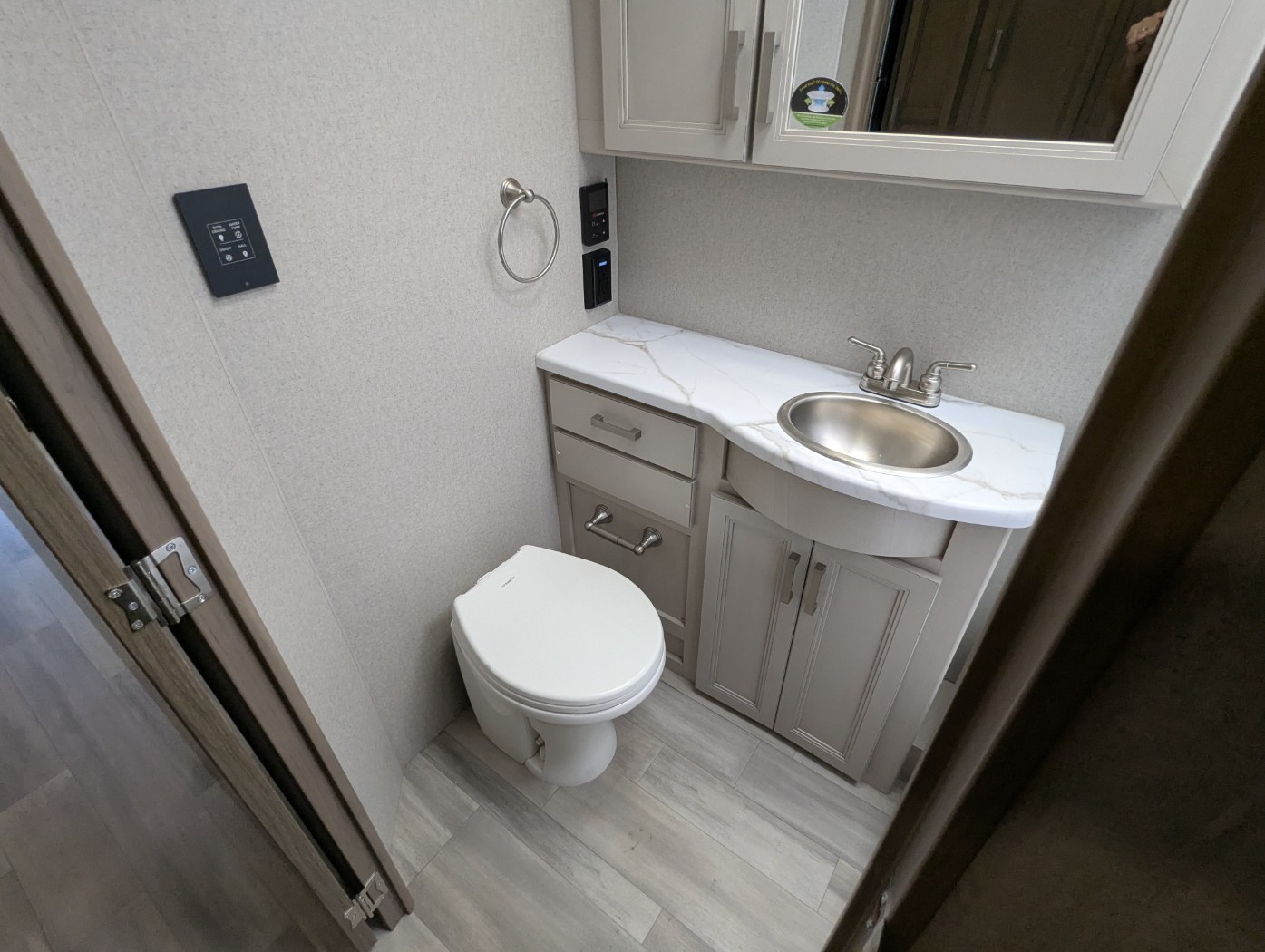 2027 Thor Motor Coach Omni Z30 - Image 26