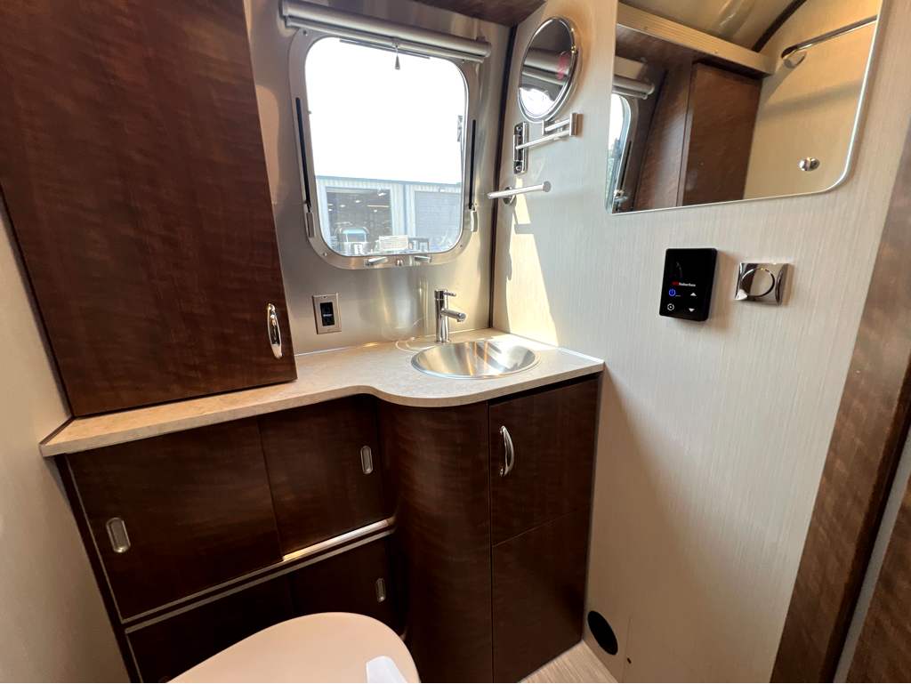 2026 AIRSTREAM GLOBETROTTER 27FBQ - Image 18