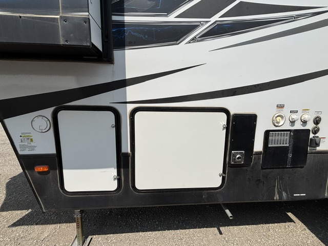 2018 Dutchmen Voltage Triton 3551 - Image 10