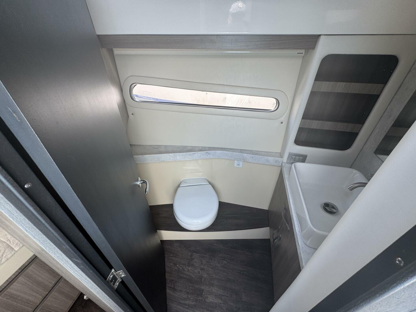 2021 Regal 38 XO - Image 15