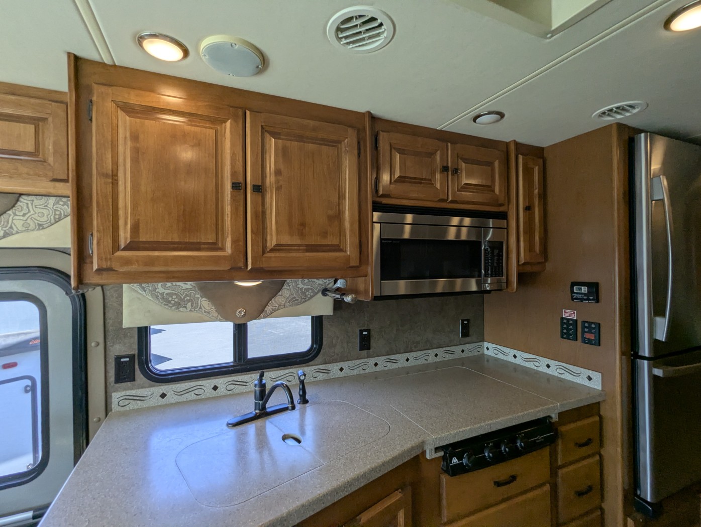 2014 Tiffin Allegro 36 LA - Image 17
