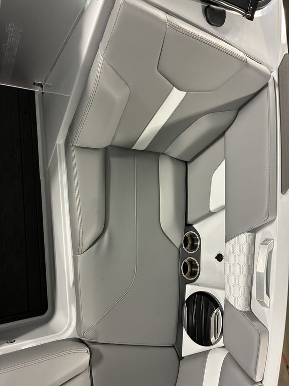 2026 MasterCraft XT24 - Image 48