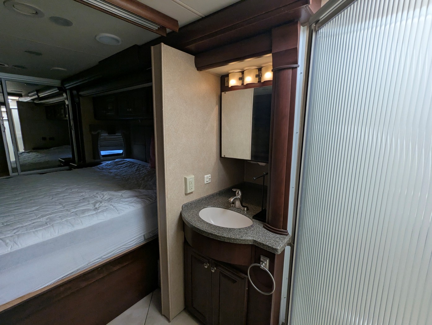 2011 DAMON ASTORIA 40KT - Image 24