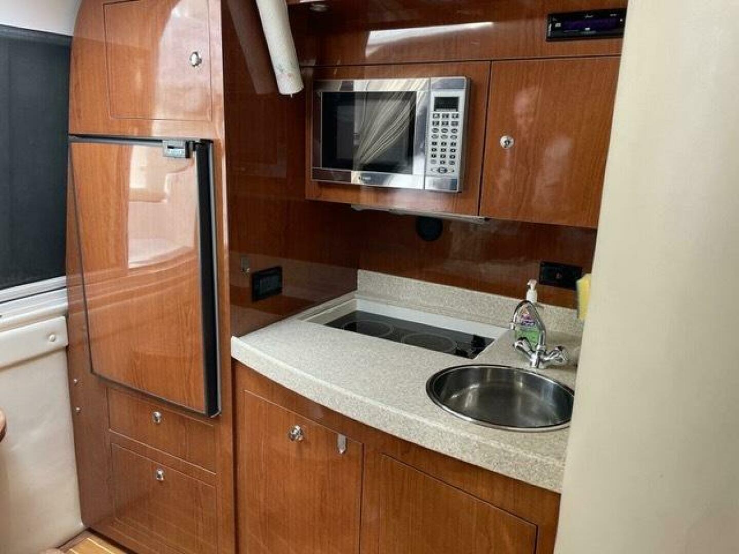2005 Regal 3560 Commodore - Image 6