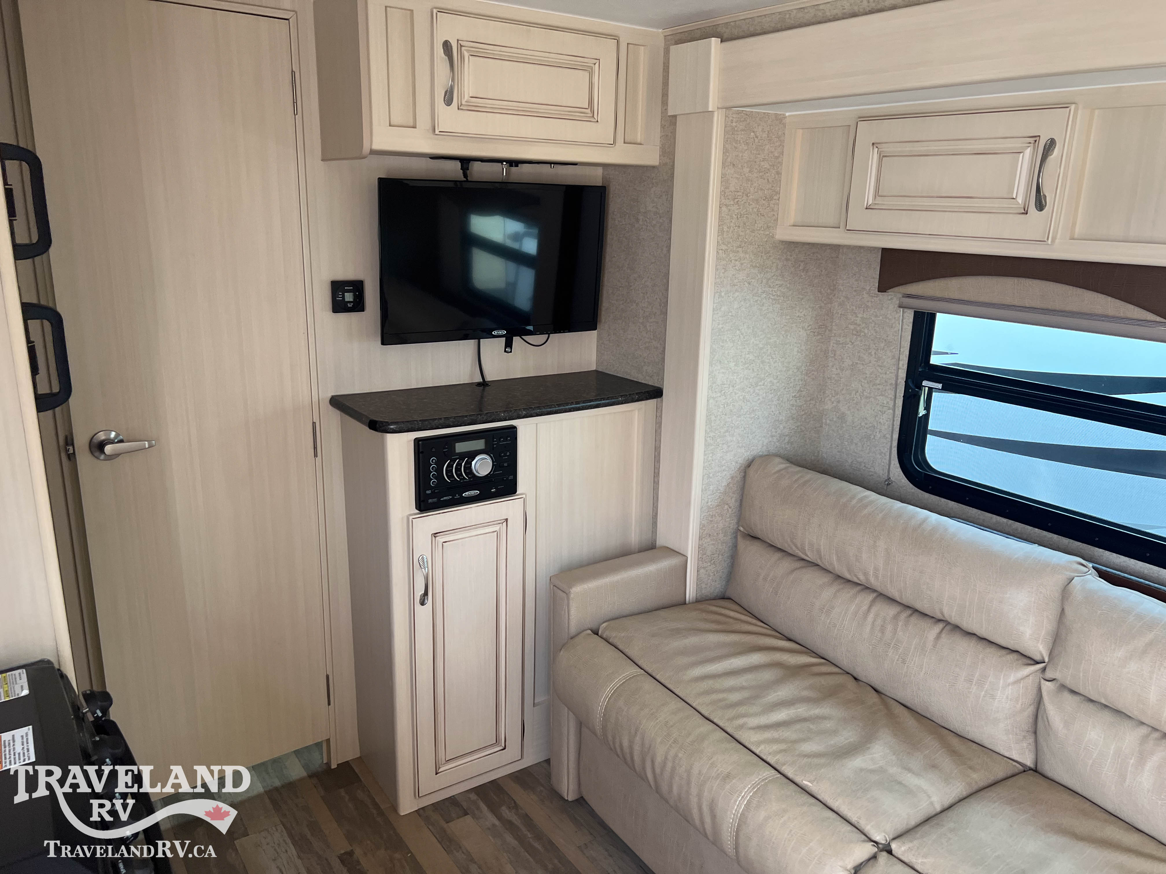 2016 Winnebago Micro Minnie 2106DS - Image 14