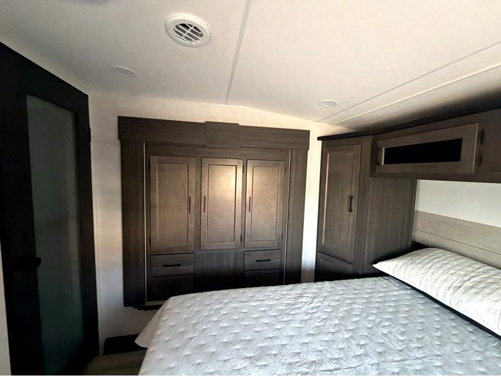 2027 VENTURE RV SPORTTREK 303VIK - Image 29
