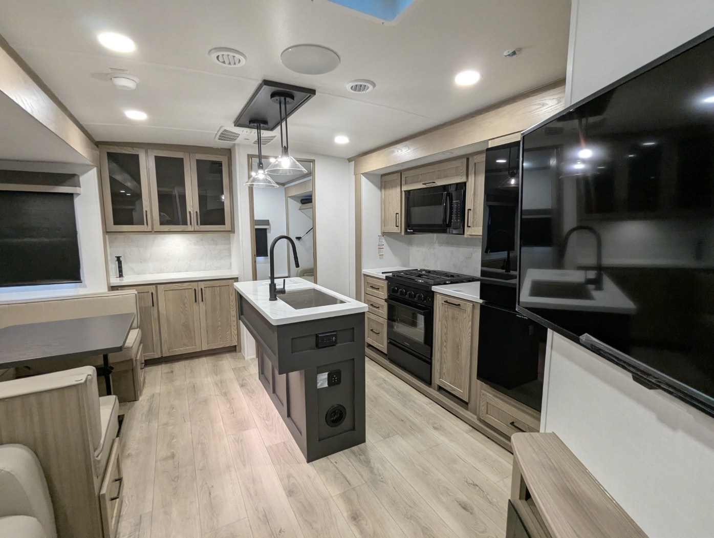 2026 Forest River Rockwood Signature 8336BH - Image 17