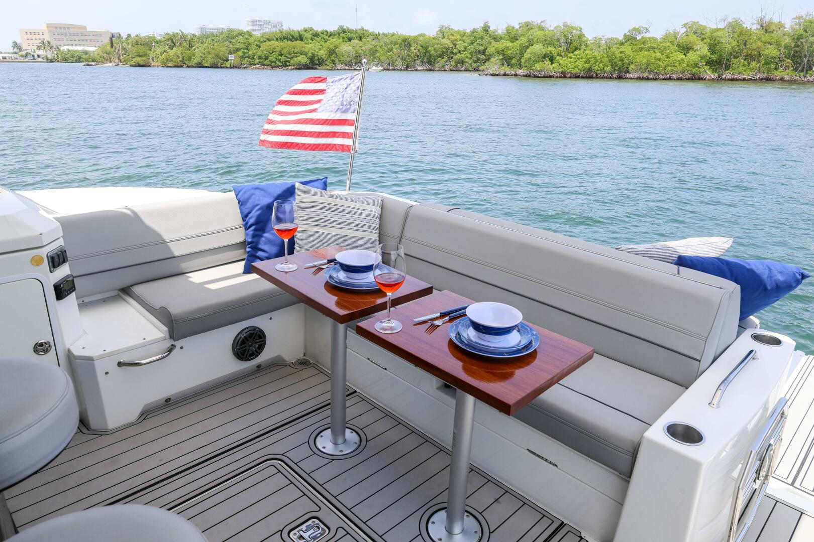 2014 Cruisers Yachts 45 Cantius - Image 22