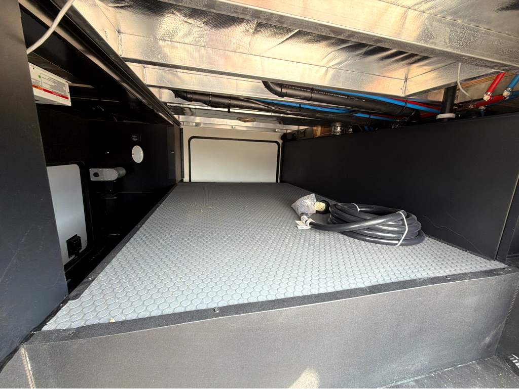 2027 VENTURE RV SPORTTREK 303VIK - Image 11