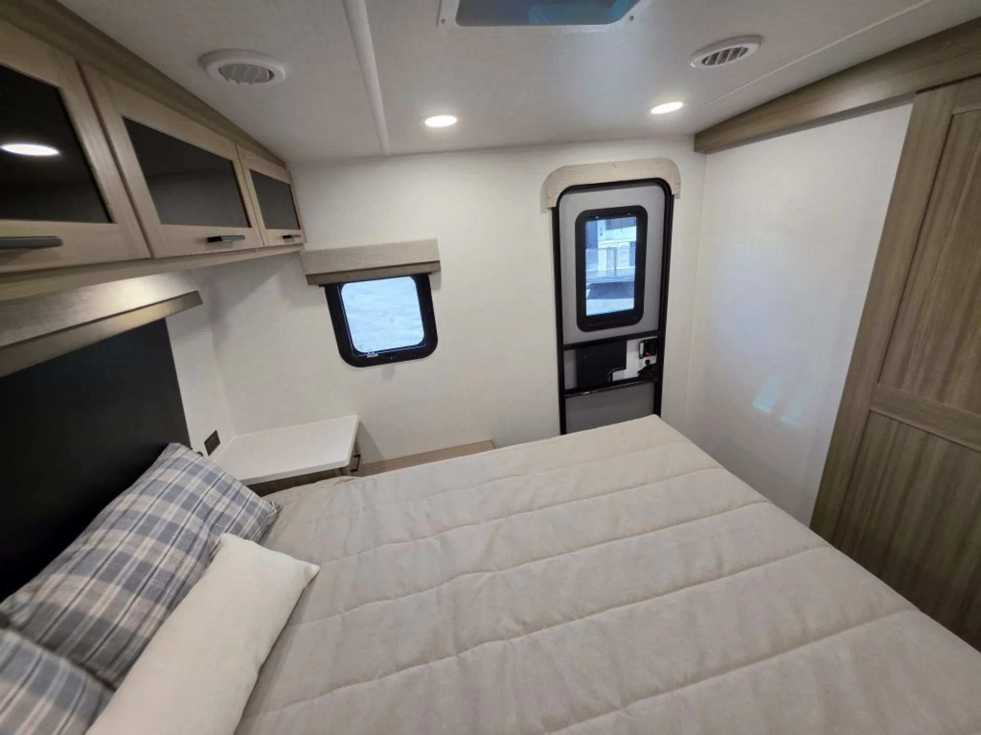 2027 FOREST RIVER ROCKWOOD ULTRA LITE 2618RD - Image 18