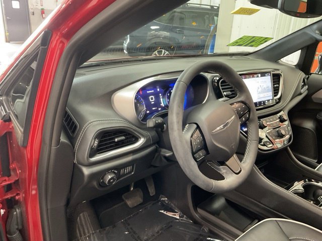 2025 Chrysler Pacifica Limited FWD - Image 12