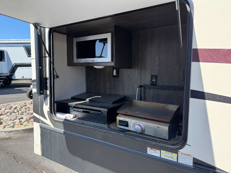 2020 Forest River Cardinal Luxury 345RLX - Image 4