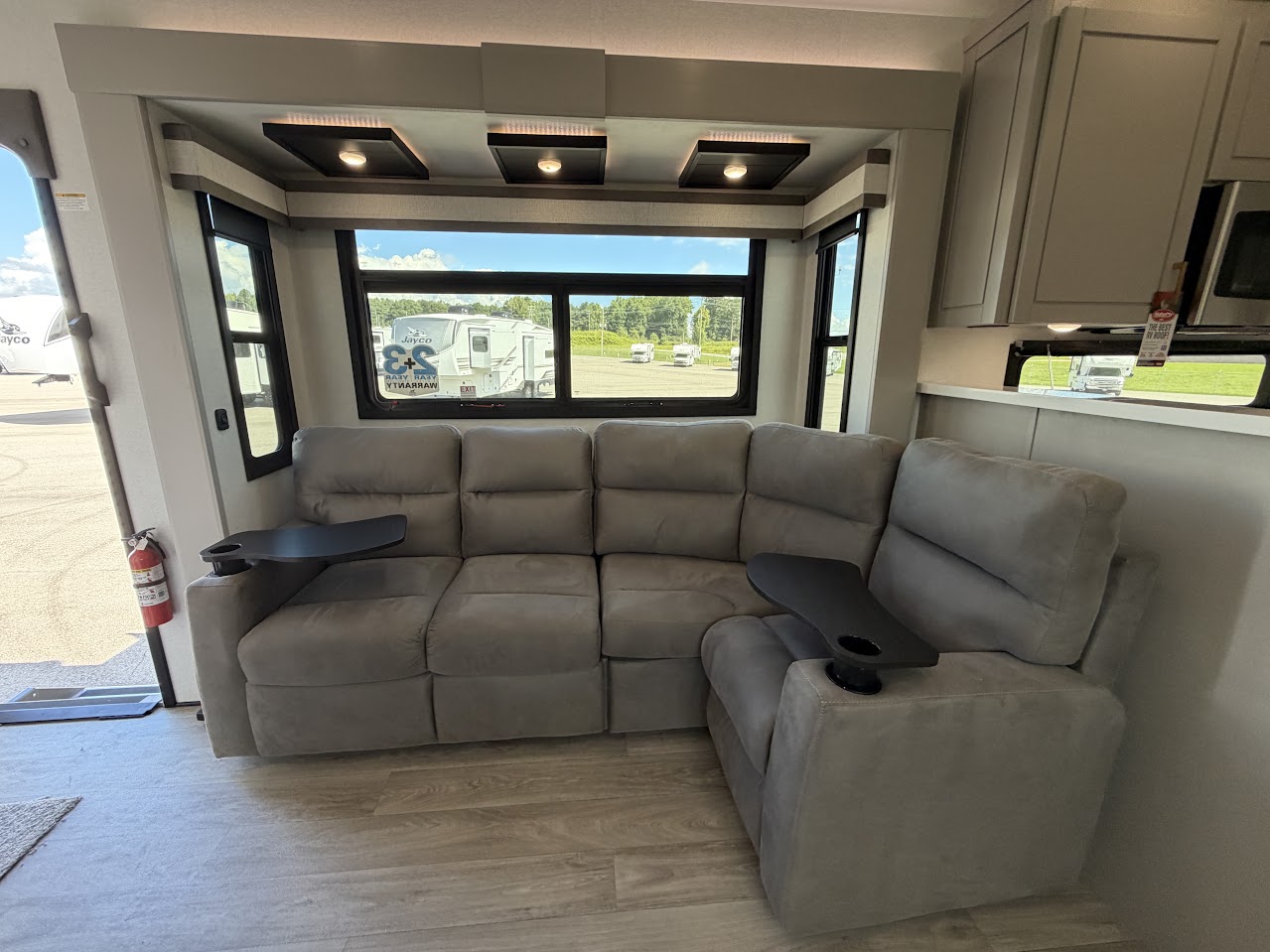 2027 JAYCO NORTH POINT 391TBBH - Image 15