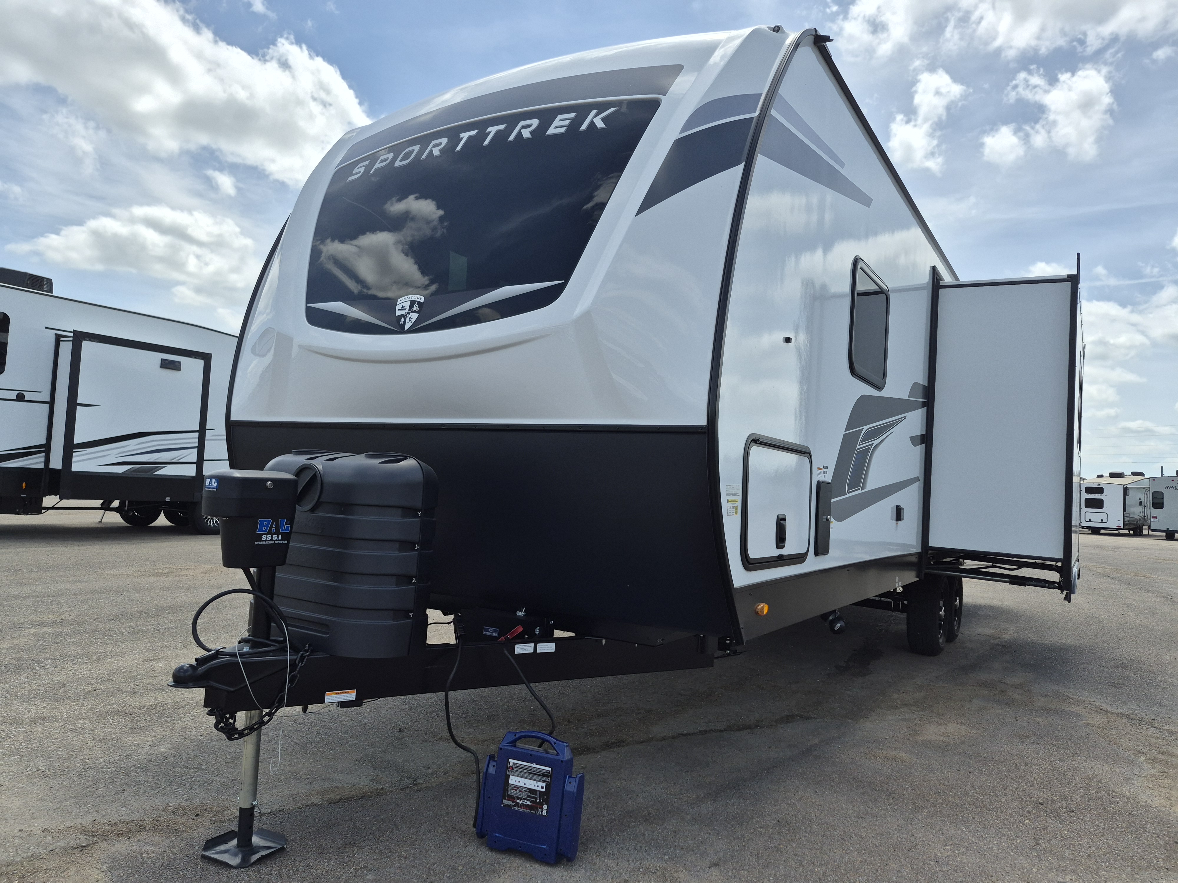2026 VENTURE RV SPORTTREK 271VBH - Image 2