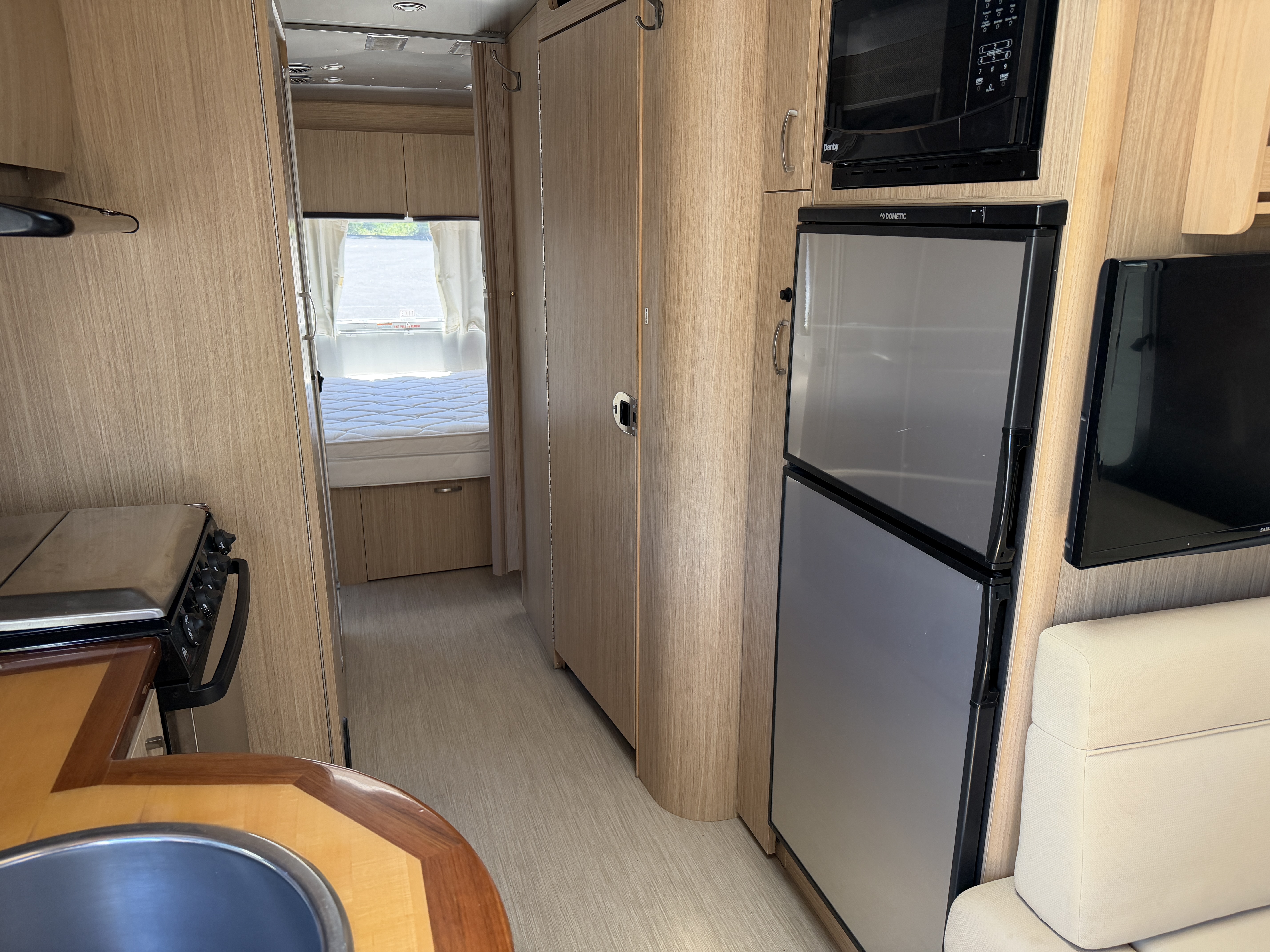 2018 Airstream Flying Cloud 25RB - Image 9