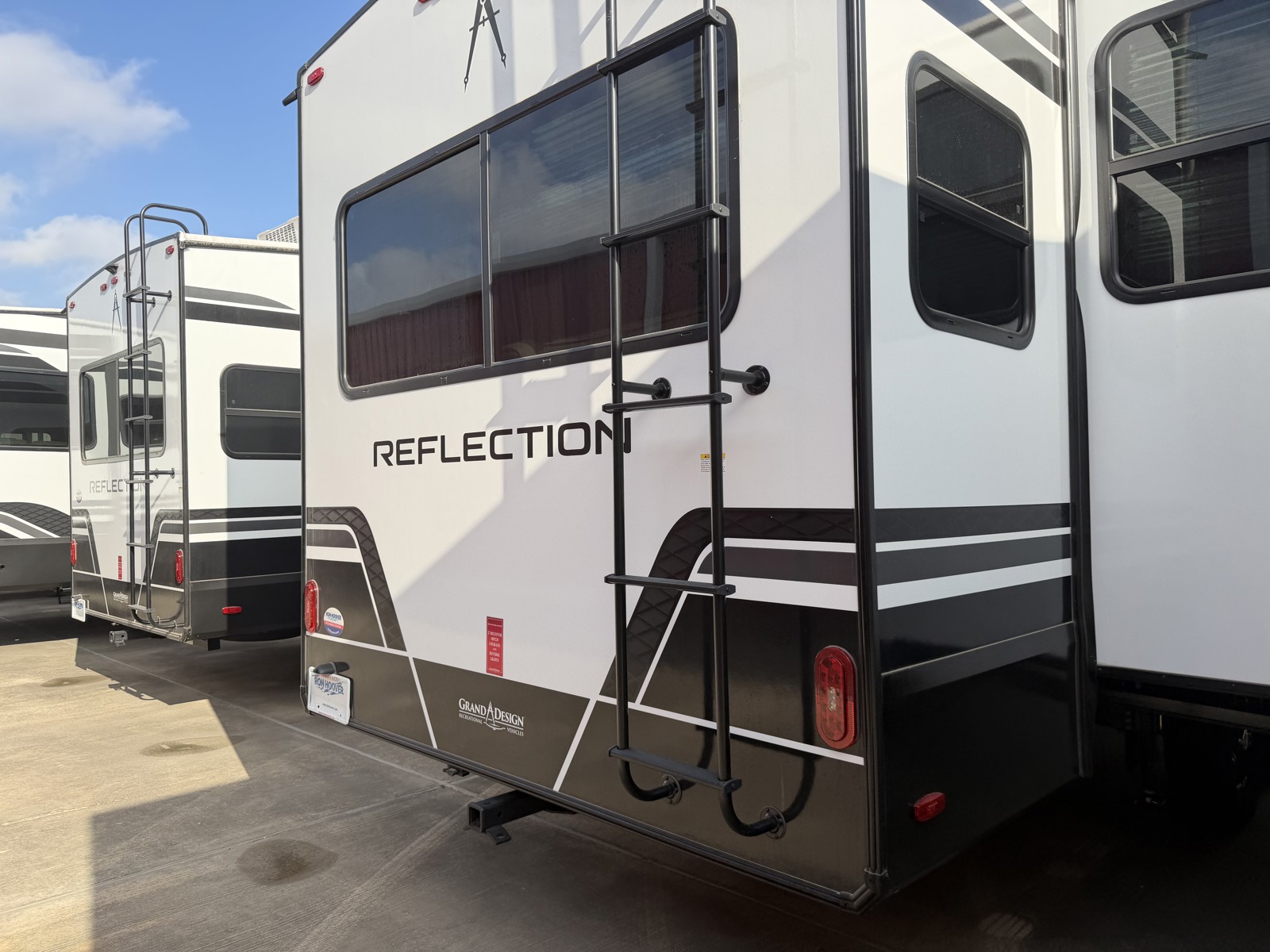 2026 GRAND DESIGN 303RLS - Image 13