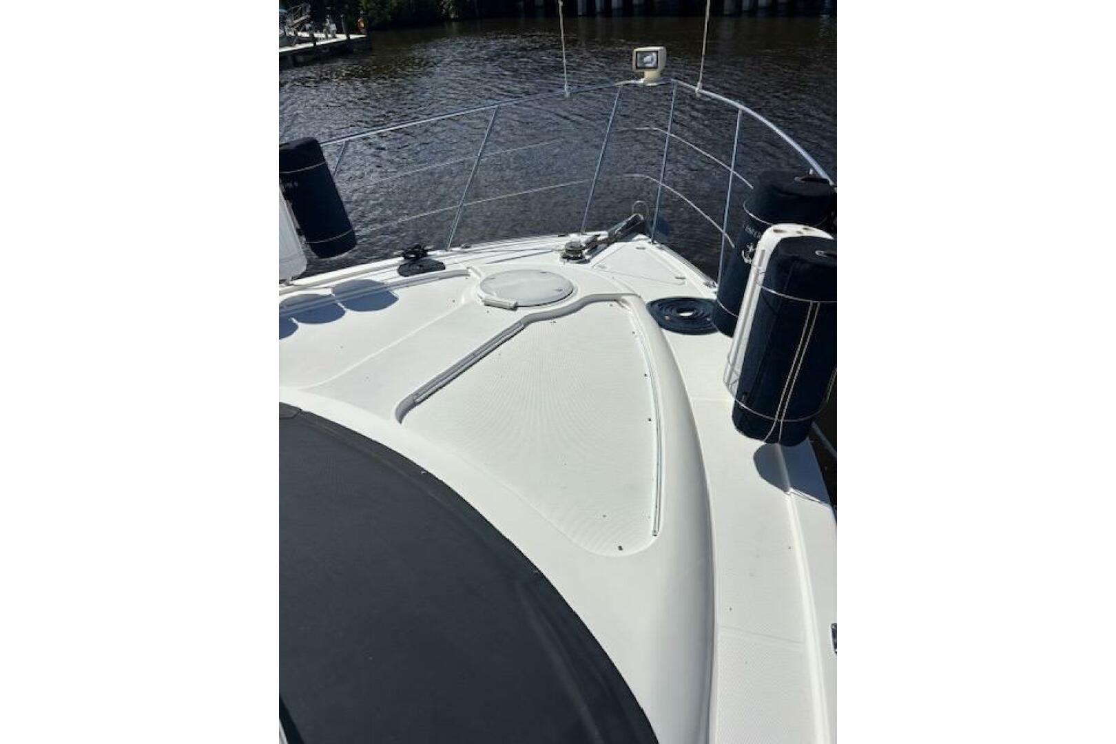 2004 Carver 466 Motor Yacht - Image 24