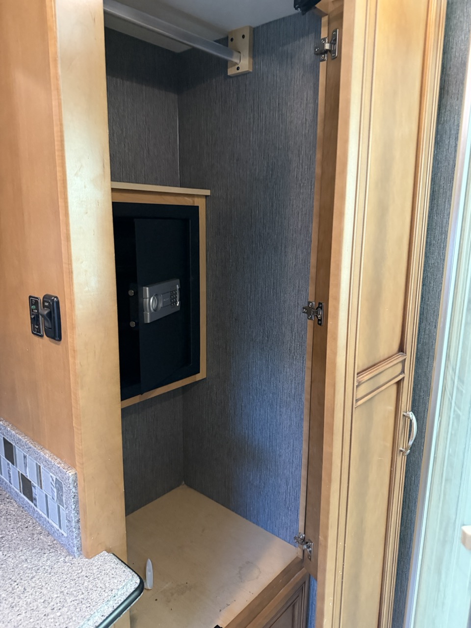 2015 Newmar Ventana 3636 - Image 21