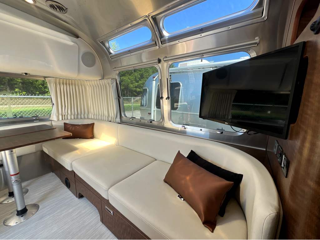 2022 AIRSTREAM GLOBETROTTER 25FBT - Image 7