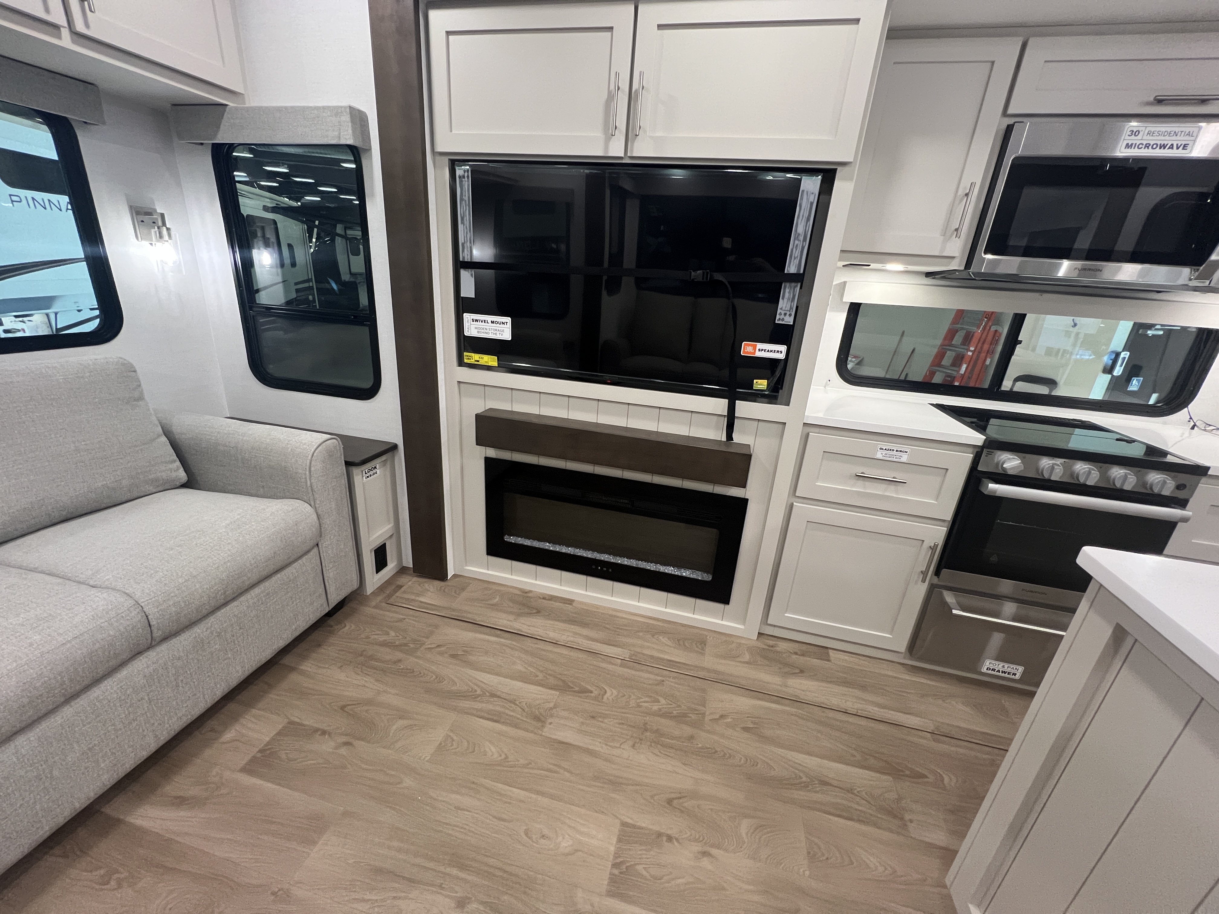 2027 Alliance RV Avenue 32RLS - Image 11