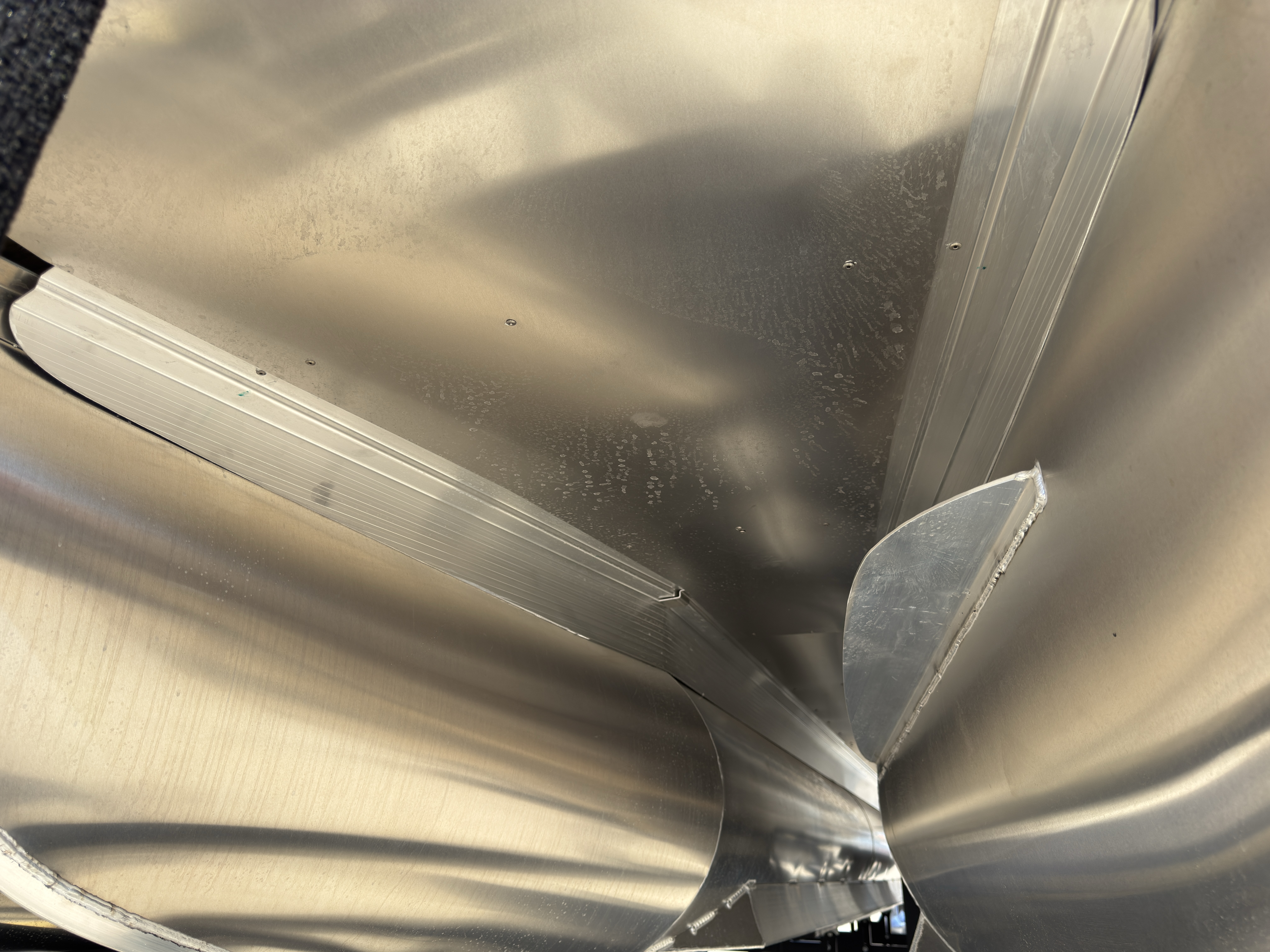 2026 Bennington 25QXSBA 425HP V10 Tritoon Pontoon - Image 26