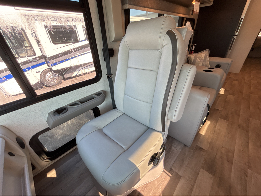 2026 THOR MOTOR COACH PALAZZO 33.6 - Image 24