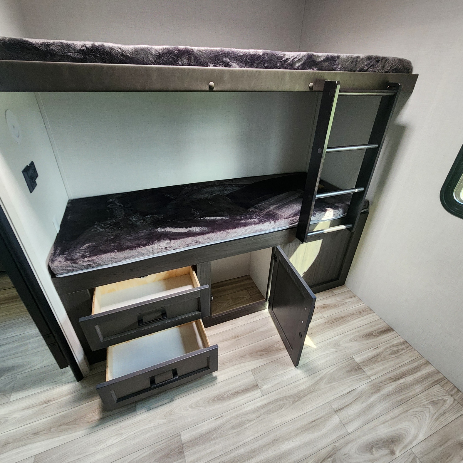 2026 VENTURE RV SPORTTREK 327VIK - Image 27