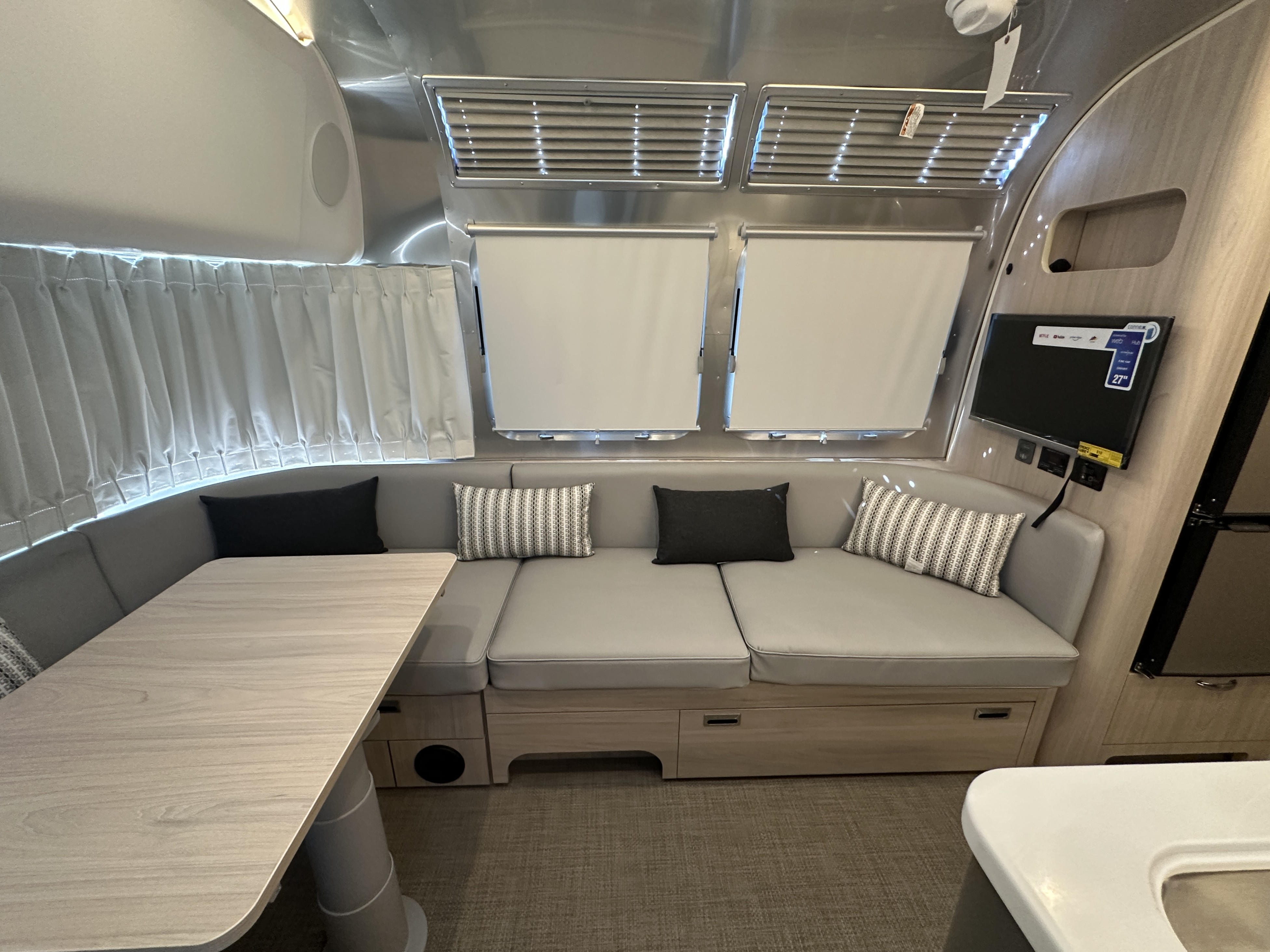 2027 Airstream Globetrotter 25FBT - Image 11