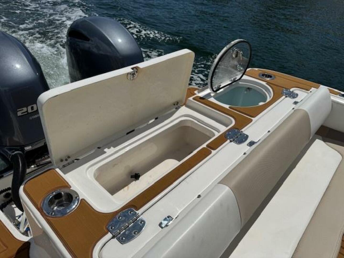 2021 Robalo R242 Center Console Base - Image 11
