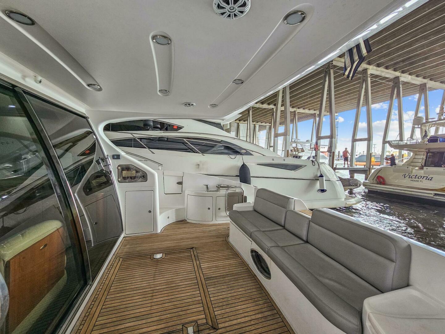 2005 Azimut 55 flybridge - Image 15