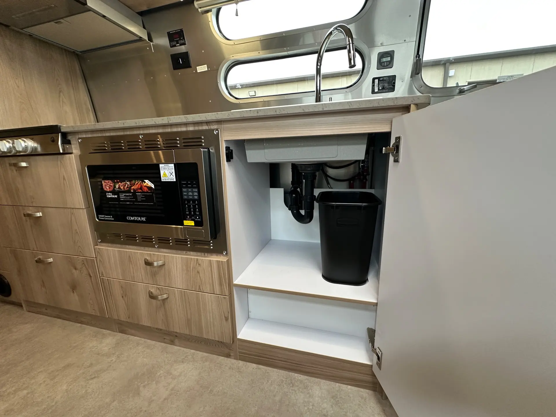 2027 Airstream Flying Cloud 30FB Bunk - Image 28