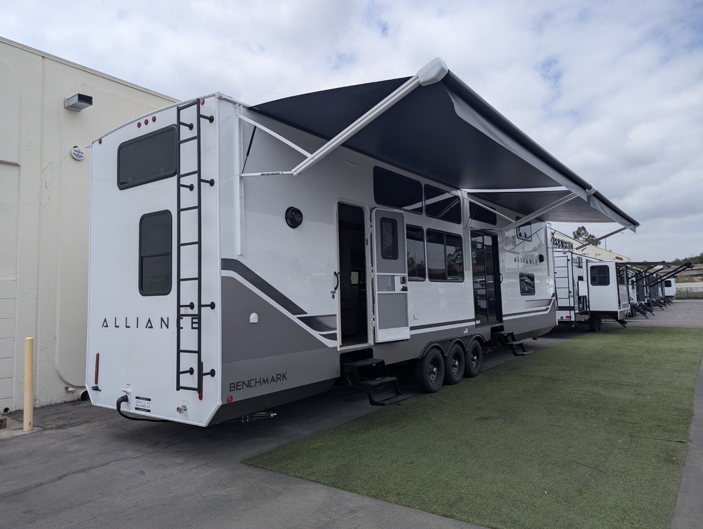 2027 Alliance RV Benchmark 44LFT - Image 4