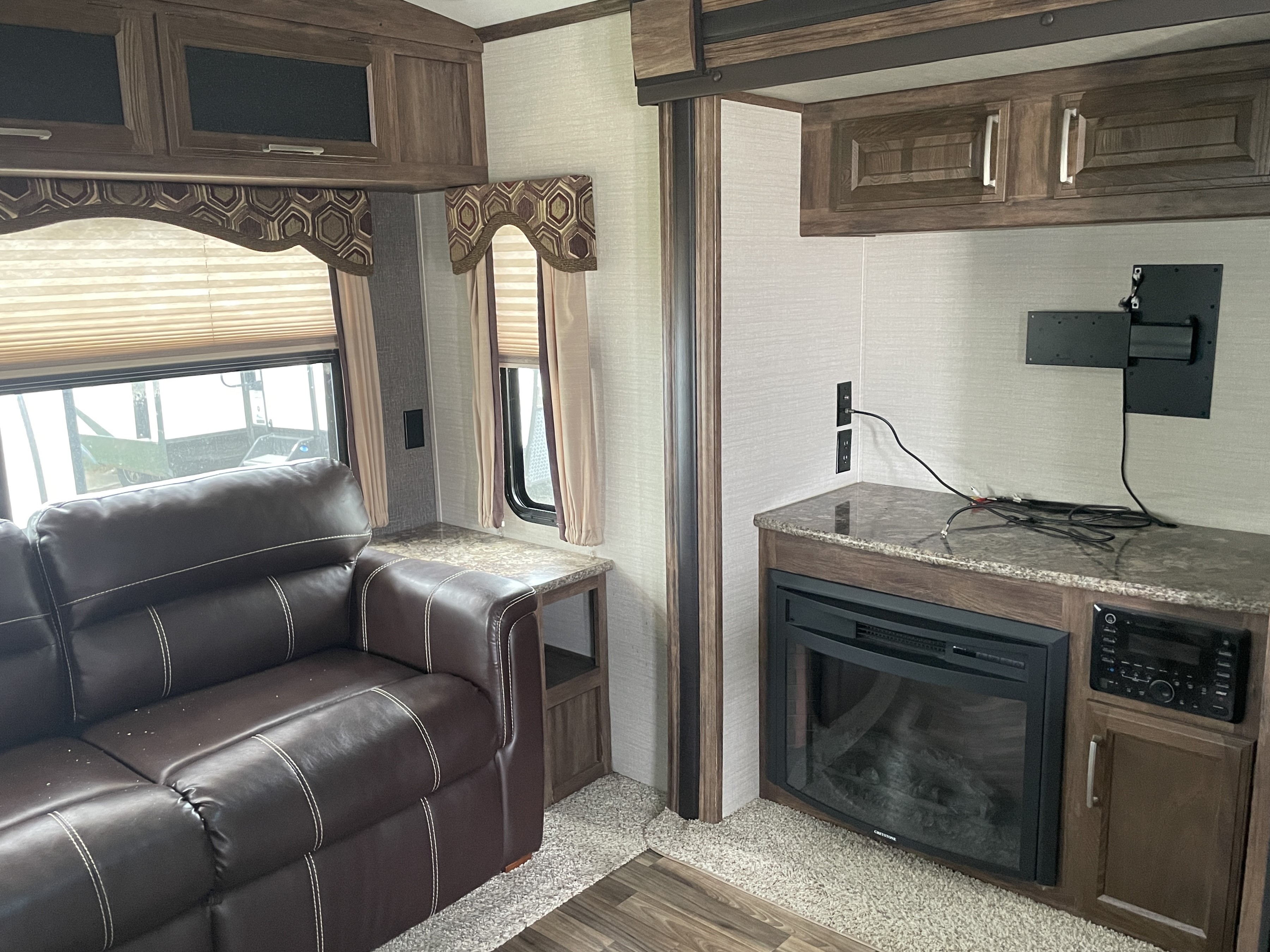 2016 Keystone RV Cougar Half-Ton 30RLI - Image 9