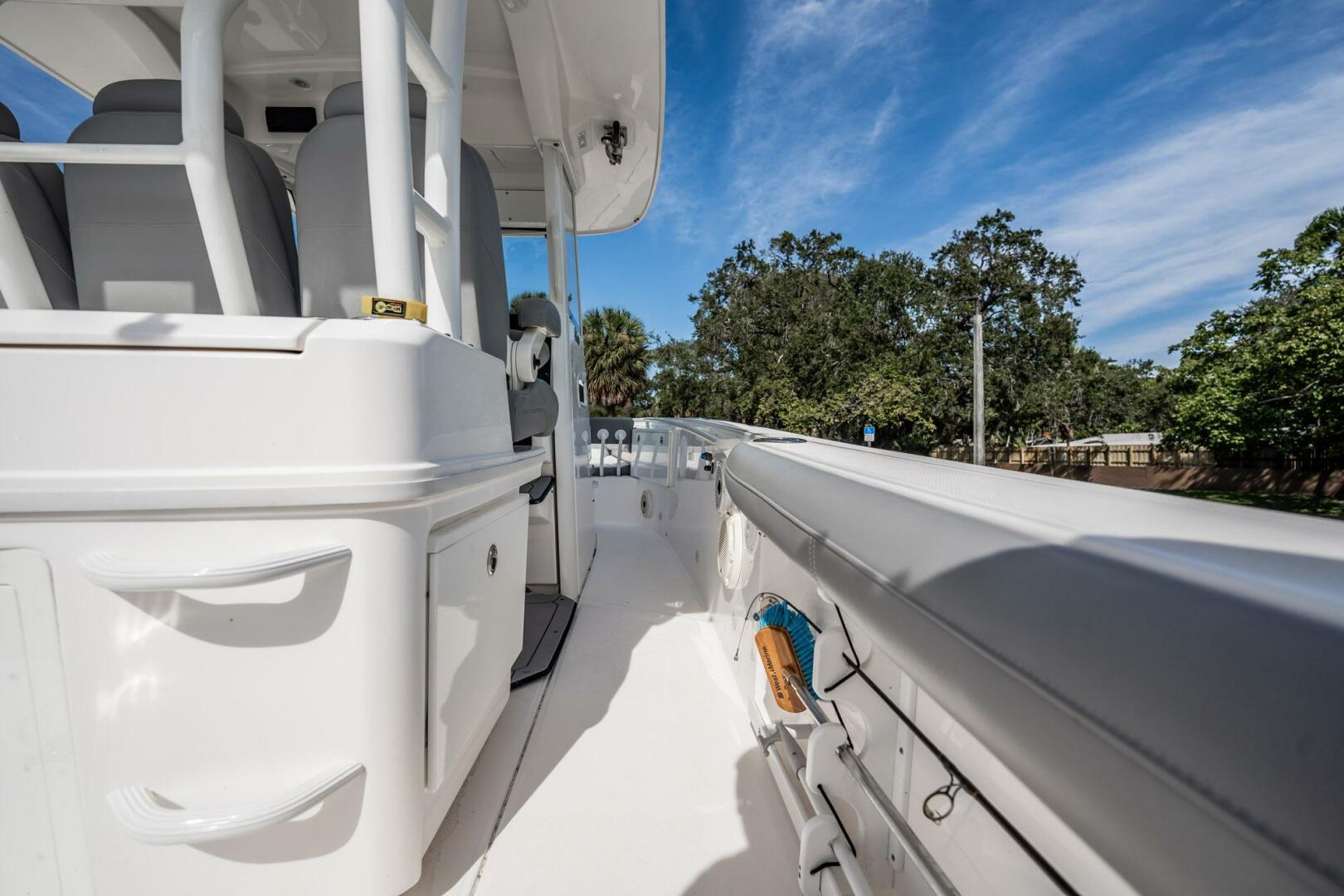 2021 Everglades 335 Center Console - Image 21