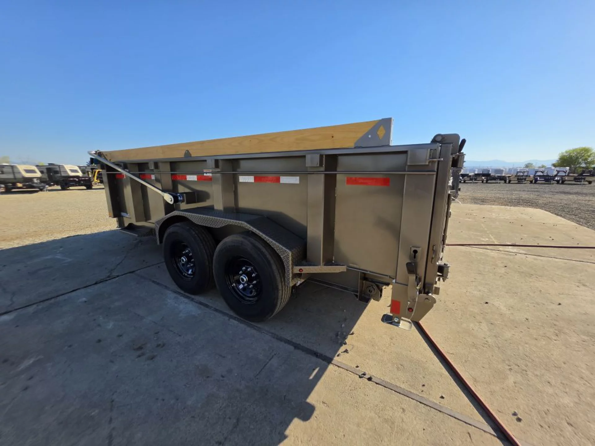 2027 DIAMOND C TRAILERS DIAMOND C LPT 207 HEAVY DUTY 14X82 32 SIDES PACESETTER - Image 2