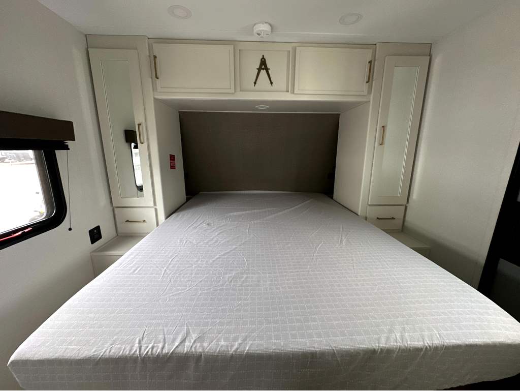 2026 GRAND DESIGN TRANSCEND 265BHT - Image 13