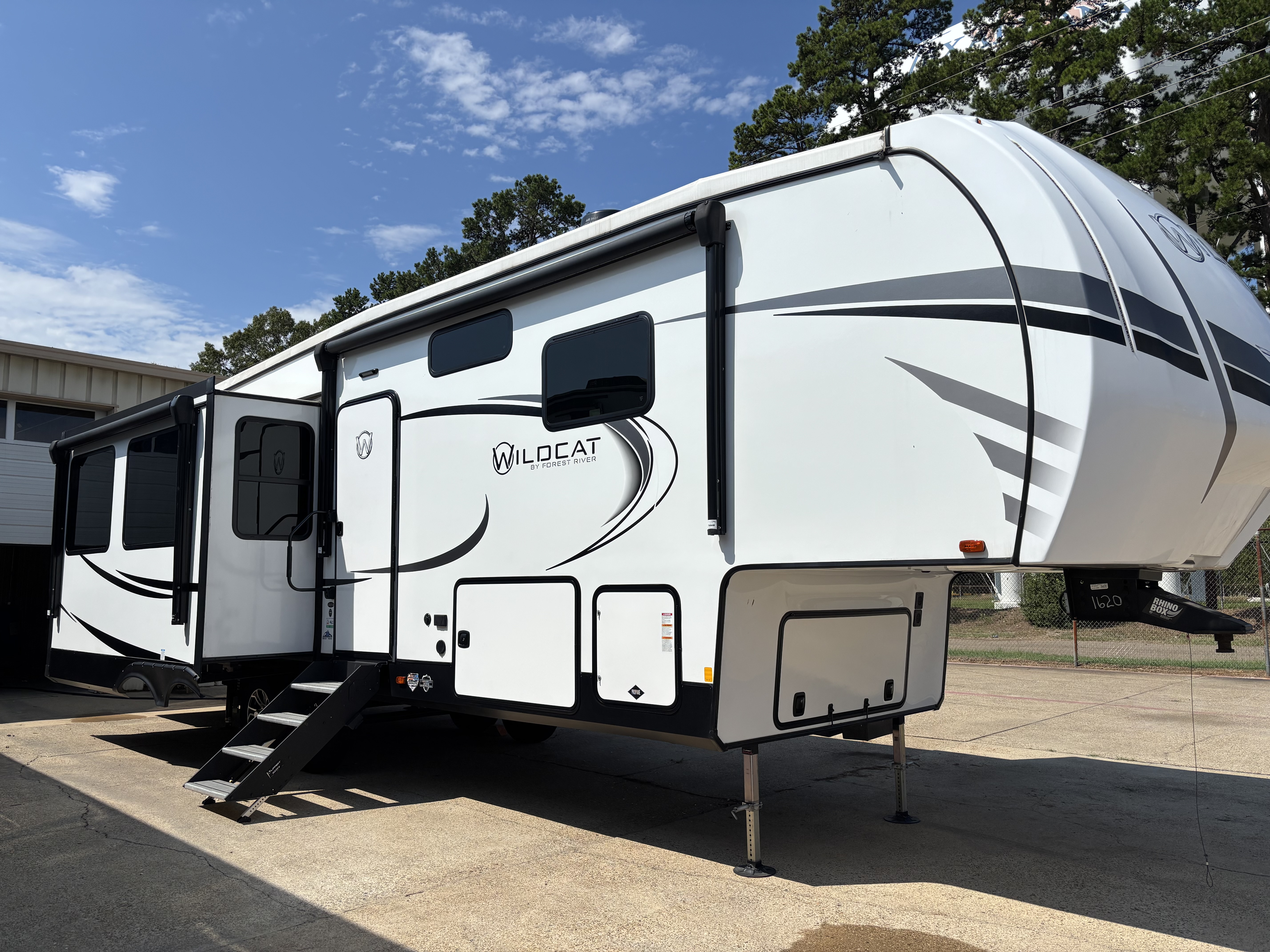 2023 Forest River Wildcat 290RLW - Image 2