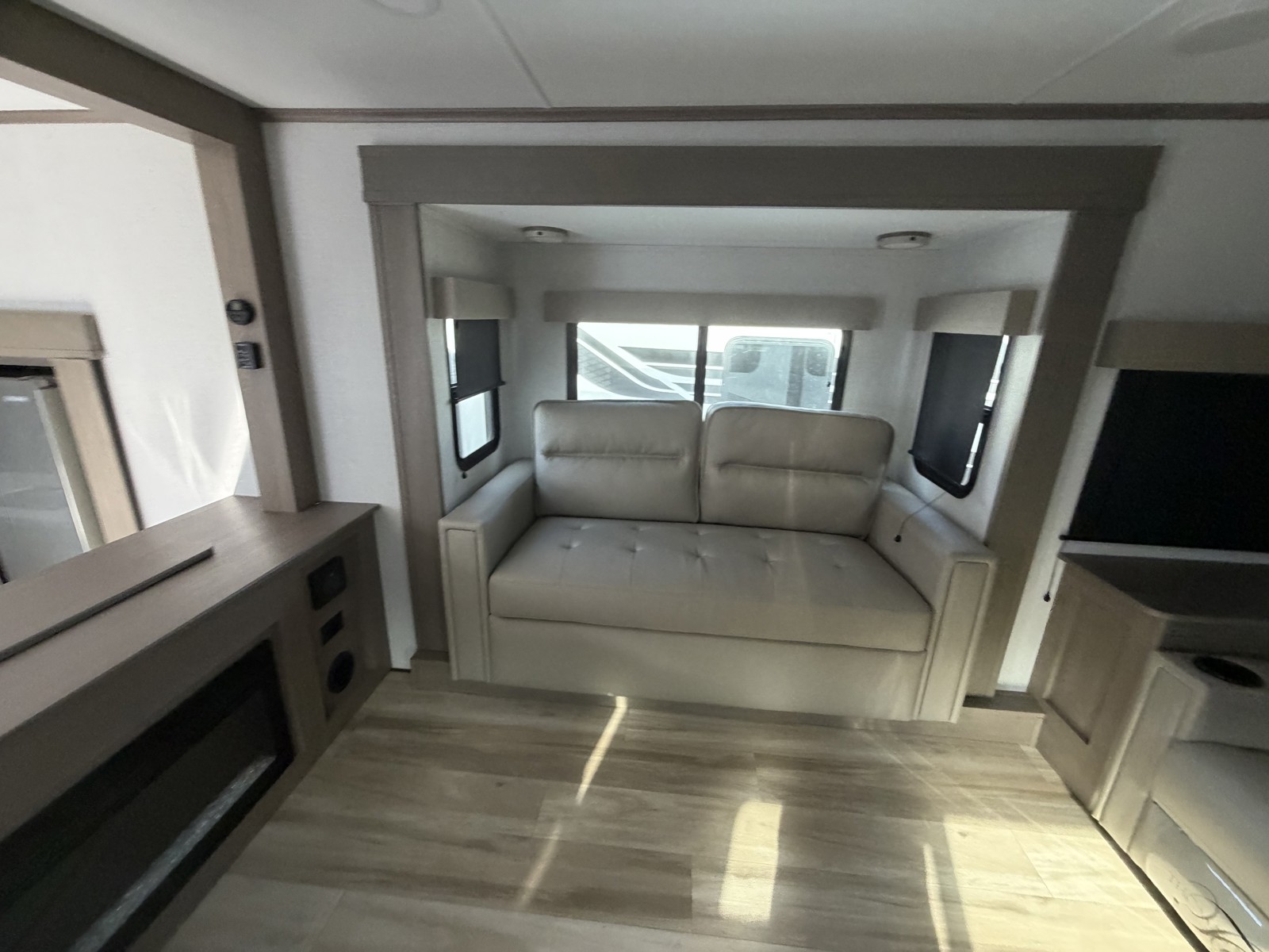 2025 GRAND DESIGN 360FLS - Image 28