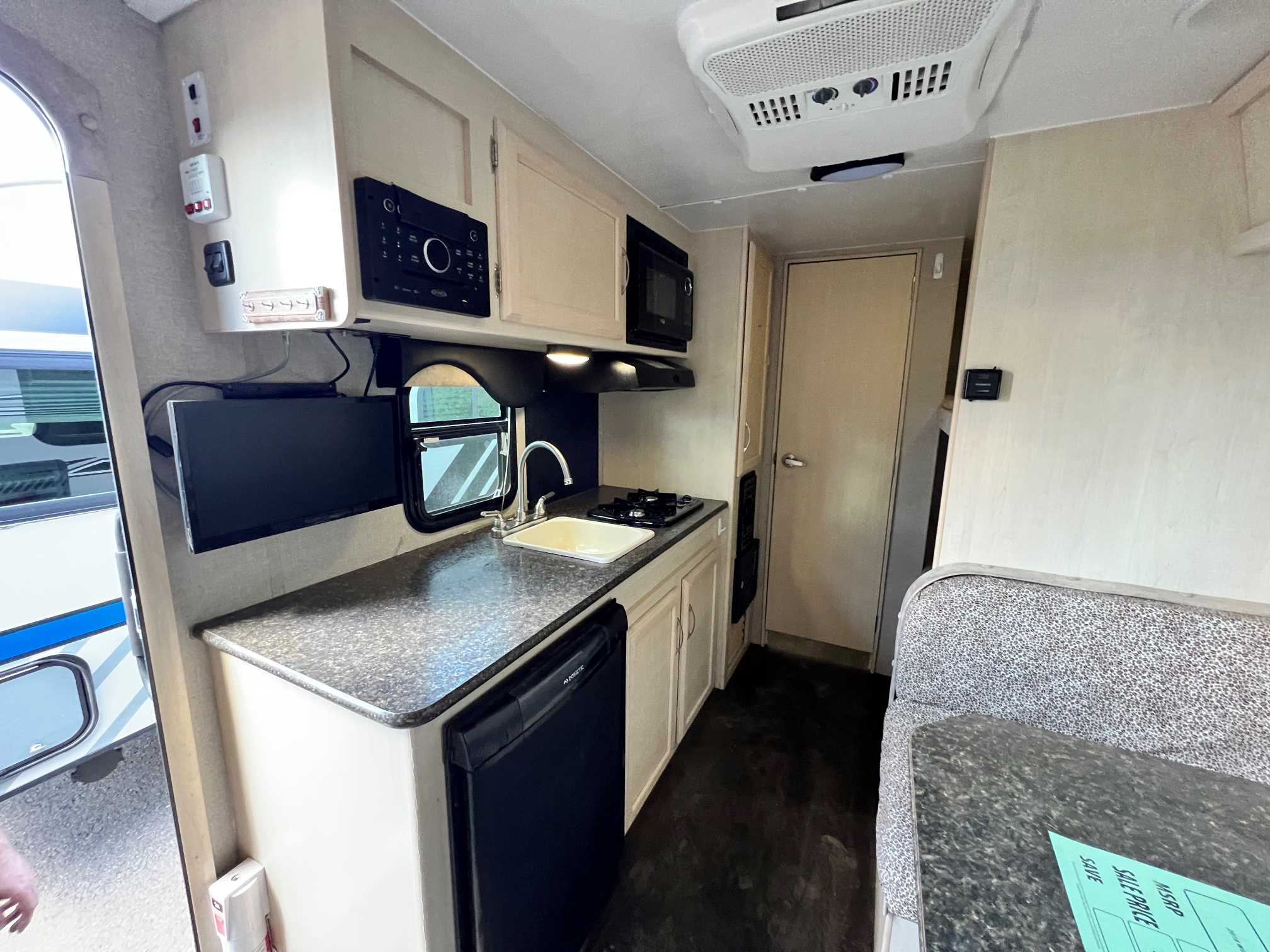 2018 Winnebago Micro Minnie 1700BH - Image 6
