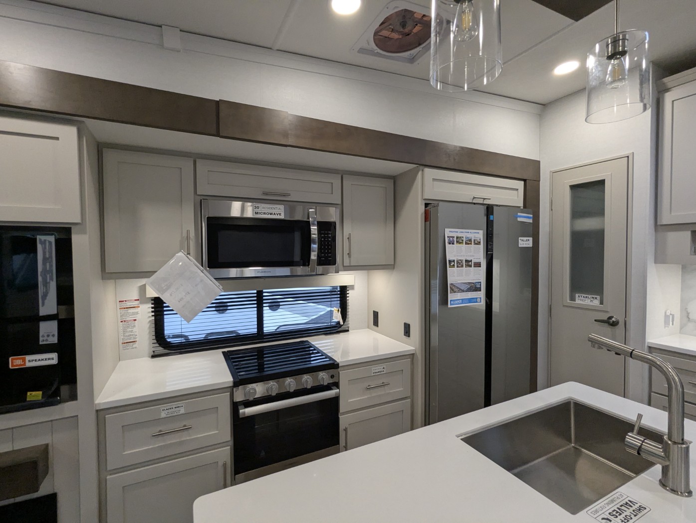 2027 Alliance RV Avenue 32RLS - Image 33