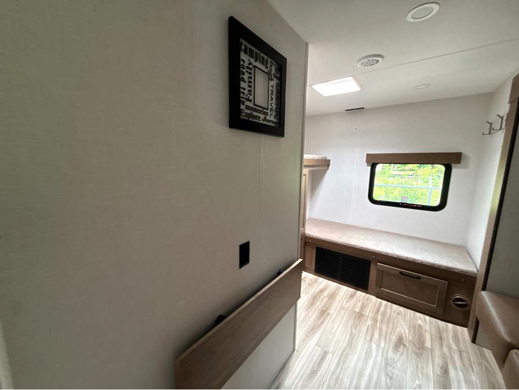 2027 VENTURE RV SPORTTREK 333VIK - Image 20