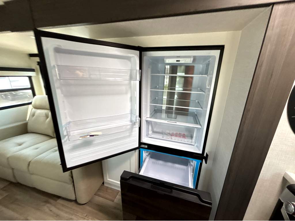 2026 VENTURE RV STRATUS 302VBH - Image 23