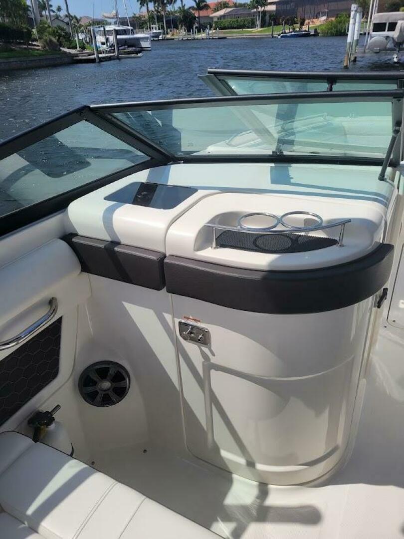 2019 Sea Ray SDX 270 Outboard - Image 6