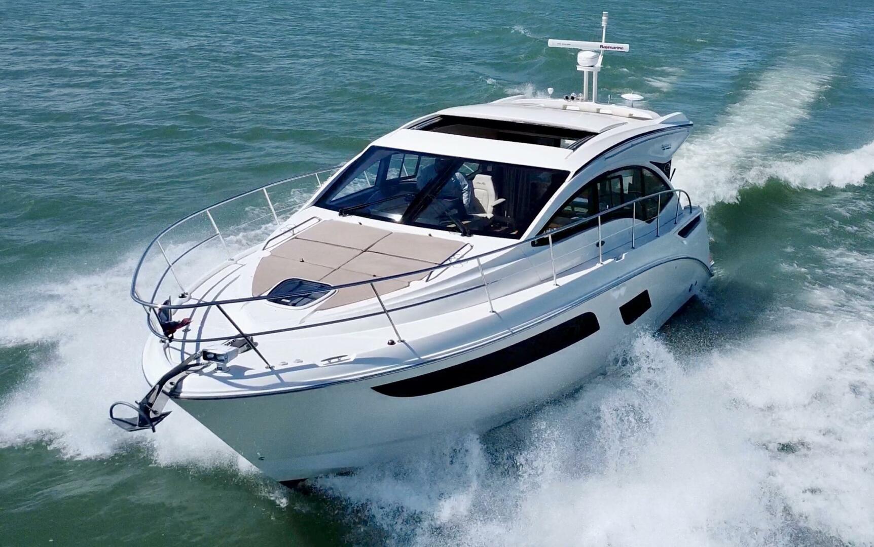 2017 Sea Ray 400 Sundancer - Image 10
