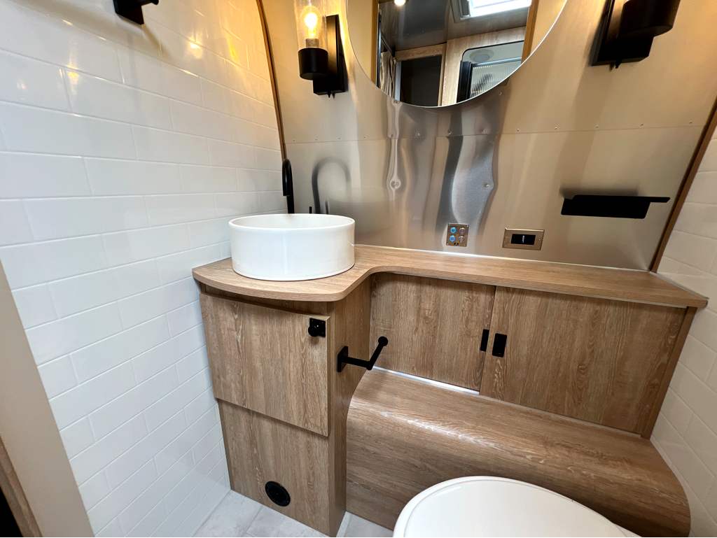 2024 AIRSTREAM POTTERY BARN 28RBT - Image 18