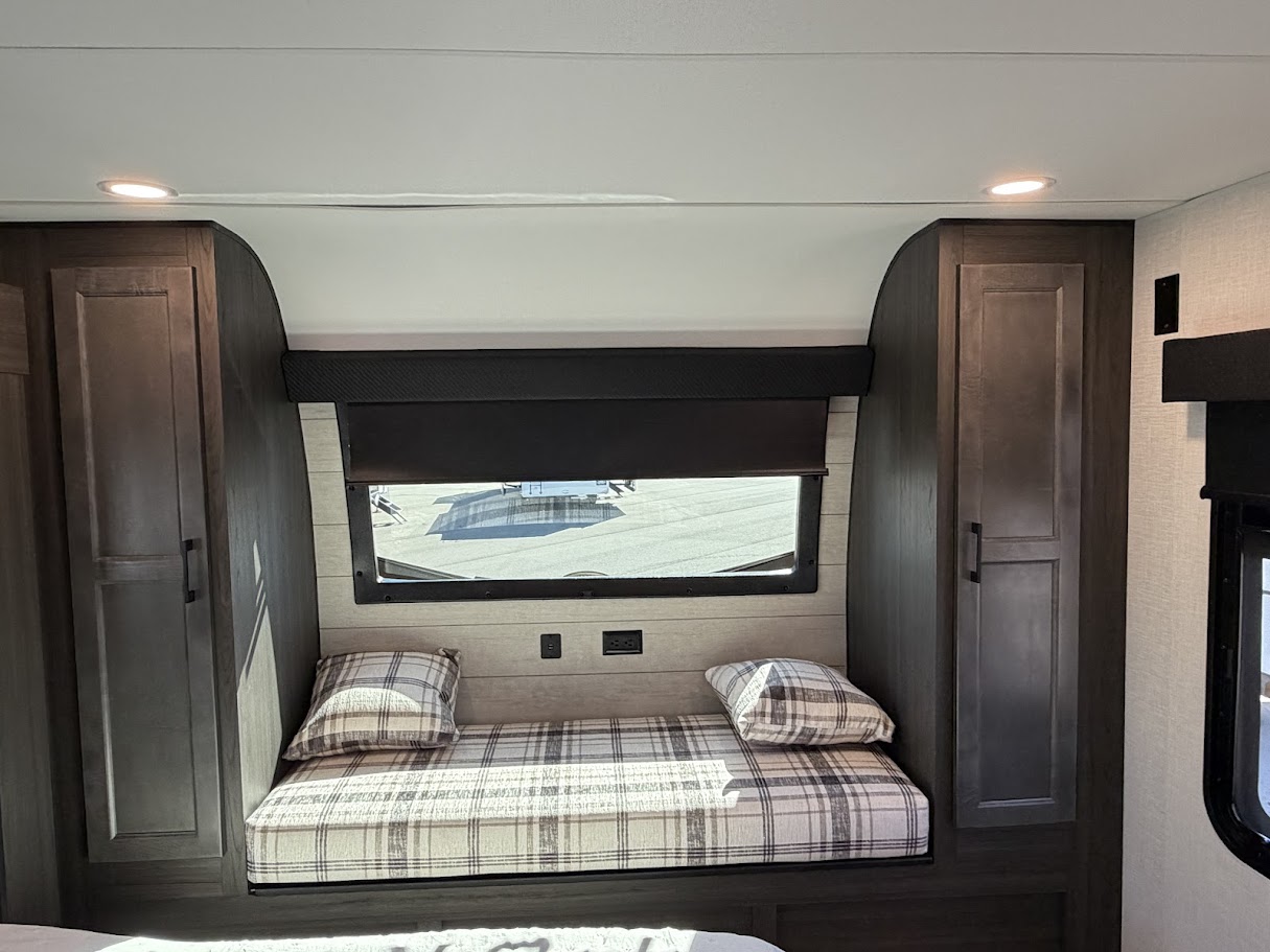 2026 VENTURE RV SPORTTREK 353VIK - Image 45