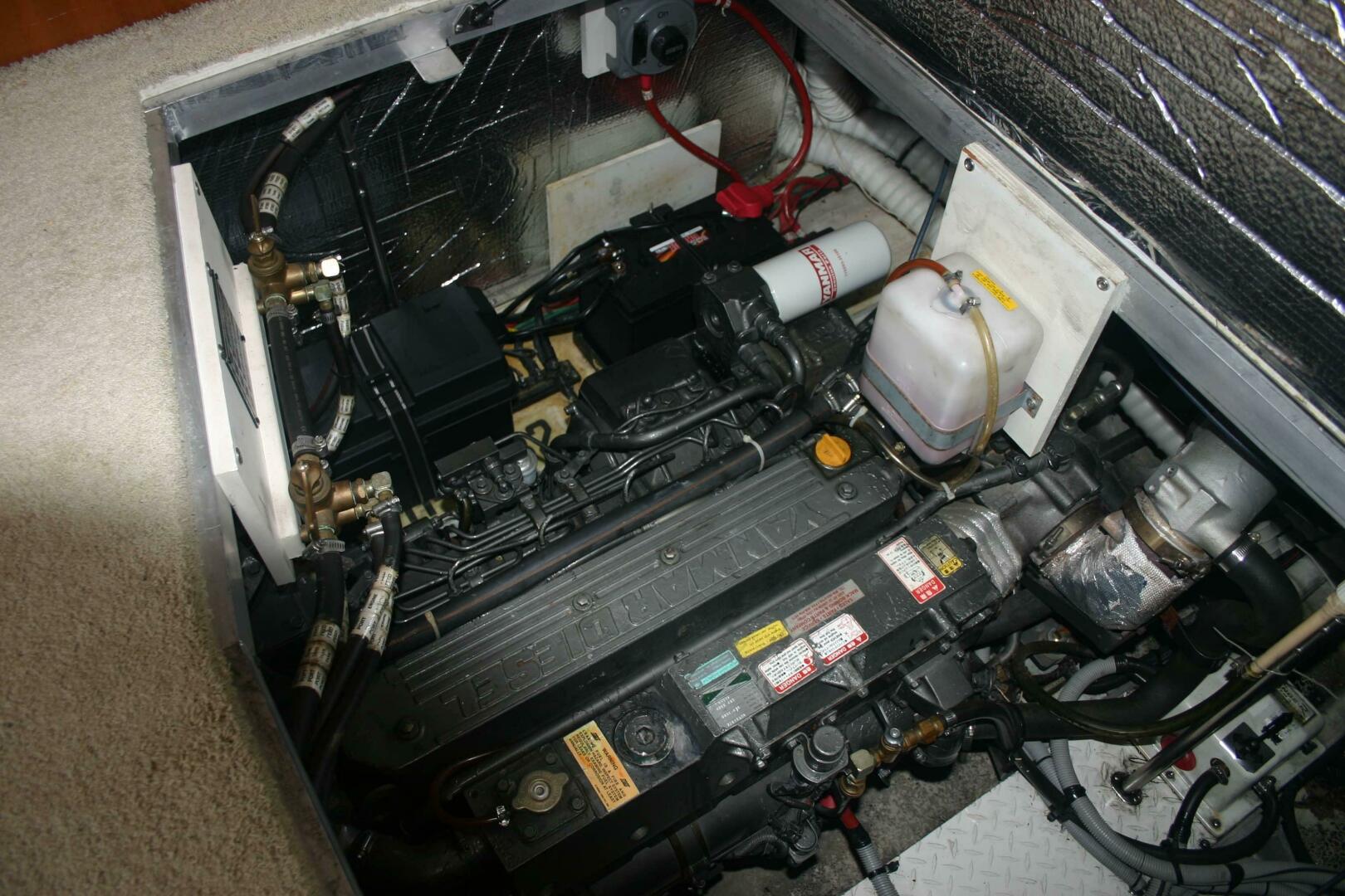 2001 Cruisers Yachts 3750 Motor Yacht - Image 18