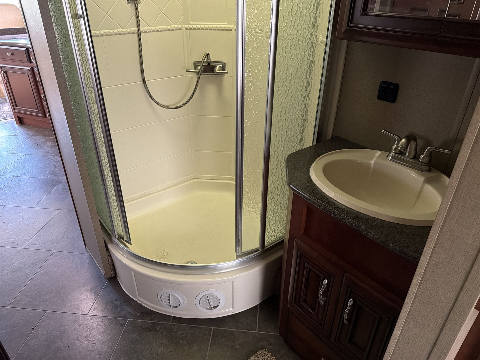 2014 Newmar Bay Star 3309 - Image 43