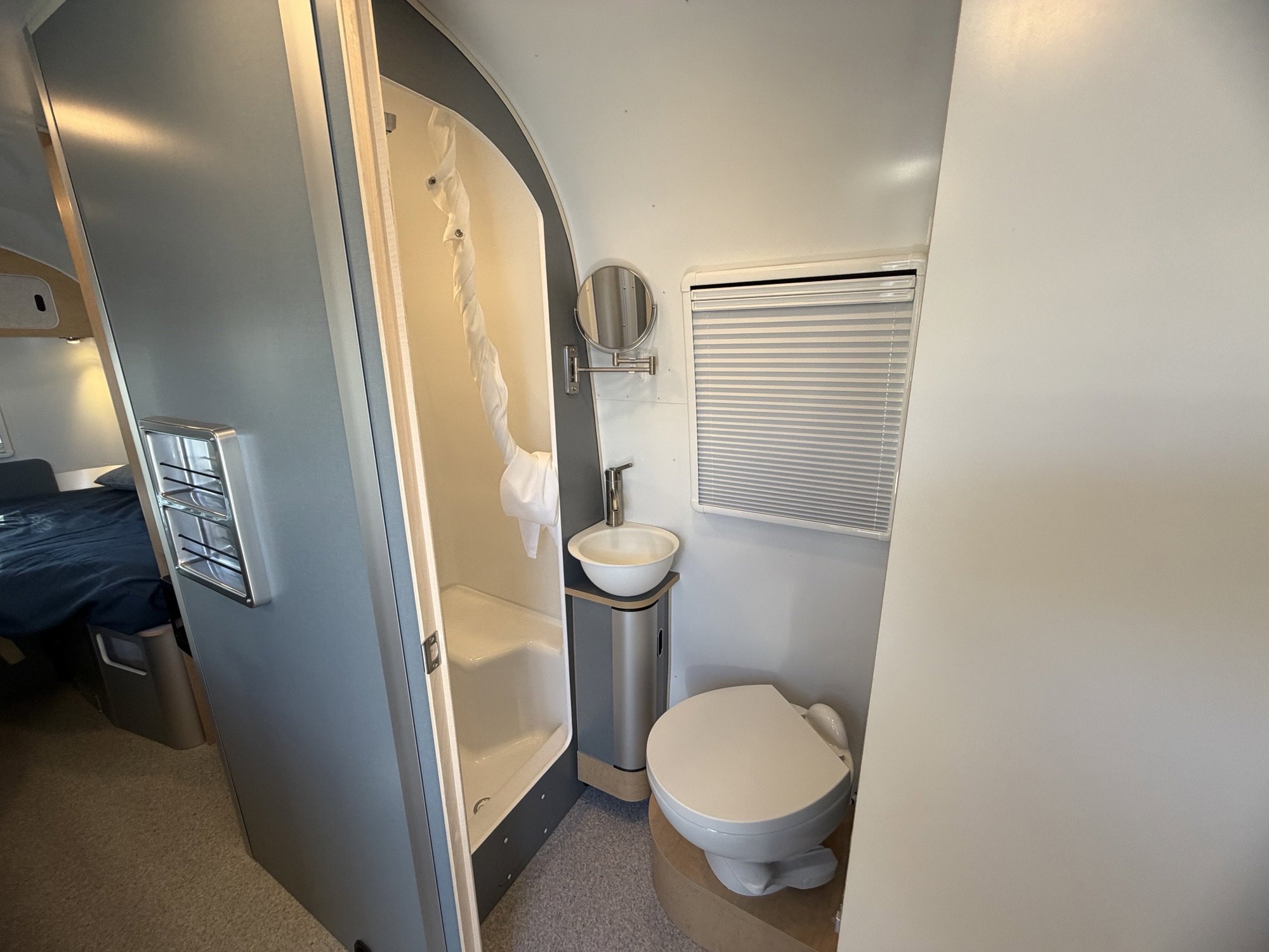 2026 AIRSTREAM WORLD TRAVELERUSA 22RB - Image 16