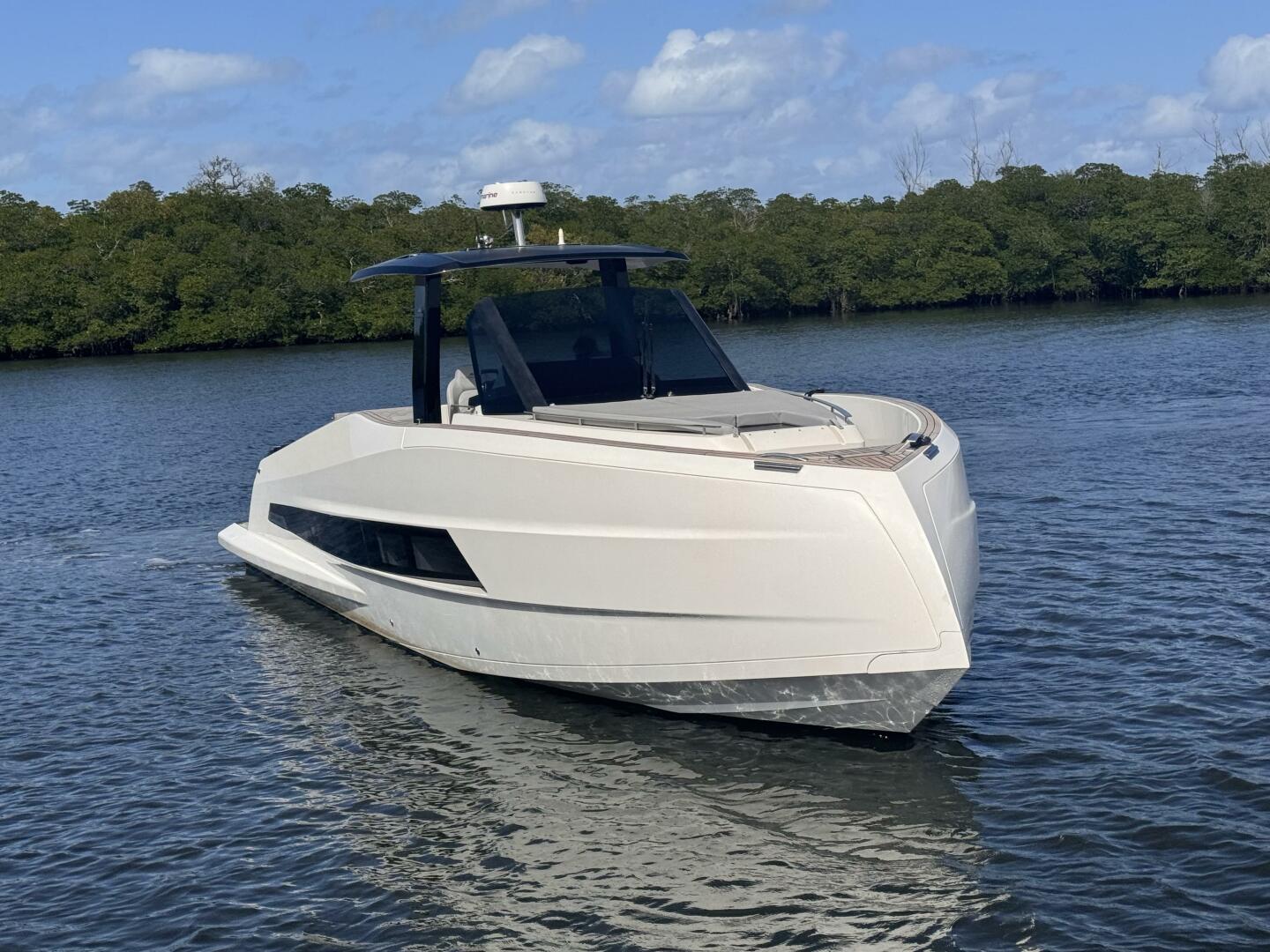 2023 Astondoa 377 Coupe Outboard - Image 2